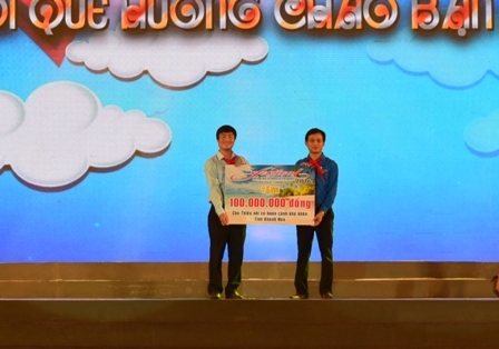 Hội đồng Đội Trung ương trao tặng 100 triệu đồng để tặng học bổng cho thiếu nhi Khánh Hòa